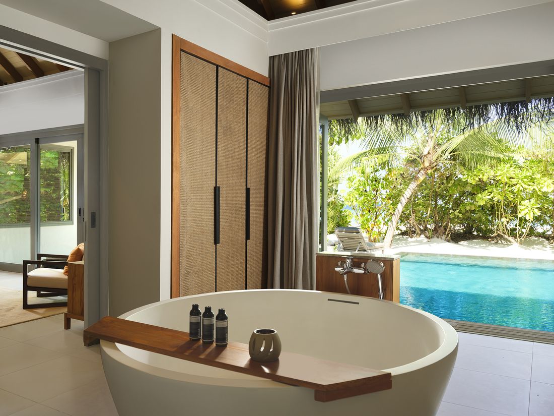 The bathroom of a beach pool suite at Vakkaru Maldives